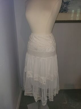 Spicy White Tiered Embroidered Midi Skirt Size S